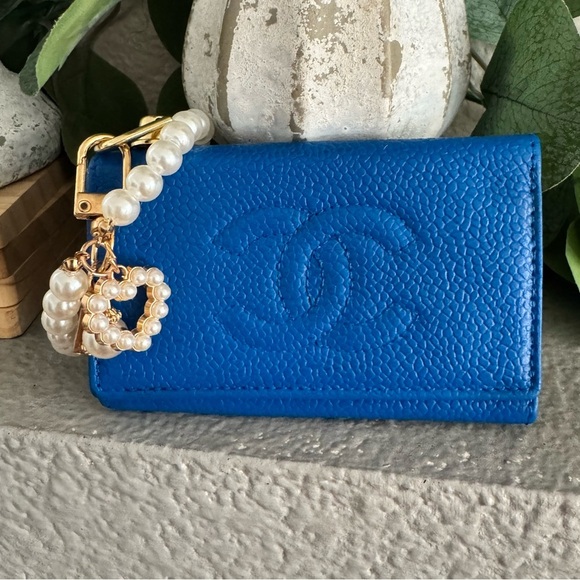Chanel key case caviar leather with the iconic CC logo embossed on the front. - Picture 1 of 15